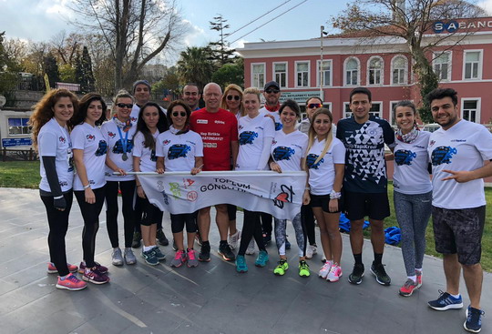 İstanbul maratonunda gençler için gönüllü olduk.