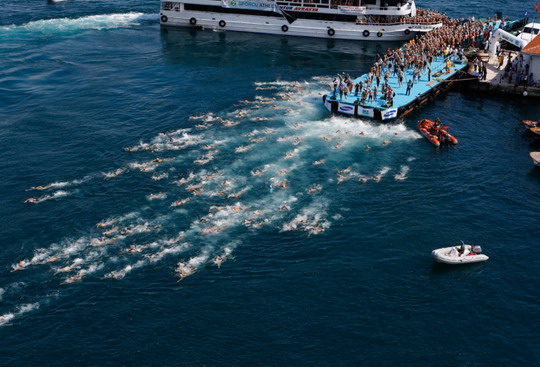 Yüzücülerimiz Uluslararası İstanbul Boğaz Yarışında...