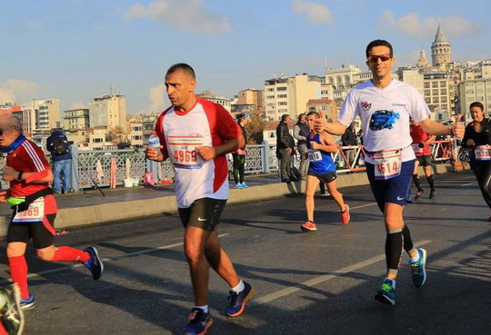 İstanbul maratonunda gençler için gönüllü olduk.