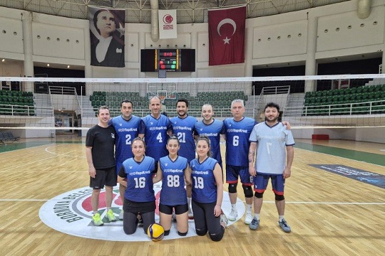 İzmir Bölge Karma Voleybol Takımımız üçüncülük kupasının sahibi oldu!