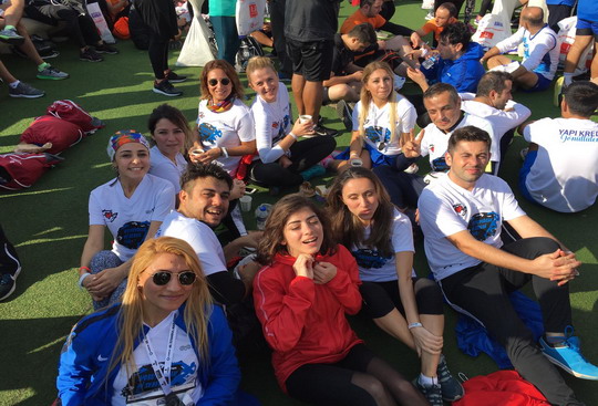 İstanbul maratonunda gençler için gönüllü olduk.
