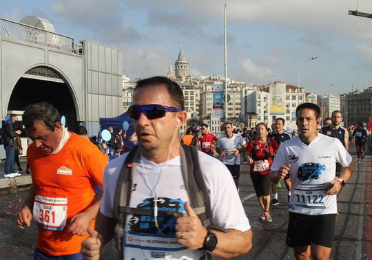 İstanbul maratonunda gençler için gönüllü olduk.
