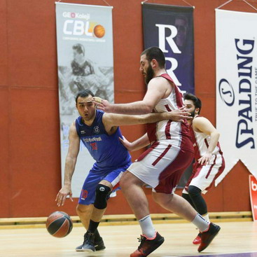 Yapı Kredi Erkek Basketbol Takımımız mücadele ettiği iki turnuvada Çeyrek Finale yükseldi.