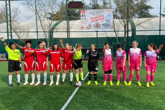 Yapı Kredi Faktoring Kadın Futbol takımımız yeşil sahalara adımını attı...