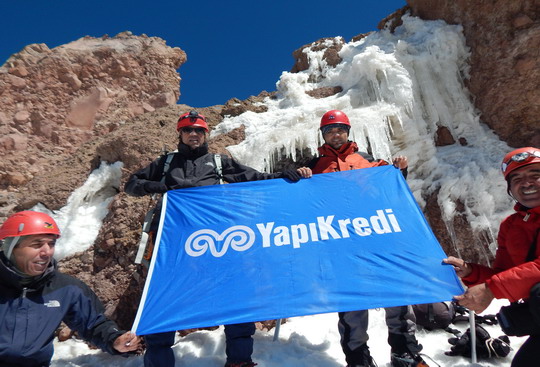 Yapı Kredi bayrağı Erciyes'in zirvesindeydi...