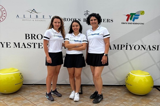 Kadın tenis takımı sporcularımız Türkiye beşincisi oldu.