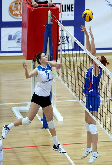 “Voleybol”da çifte galibiyet...
