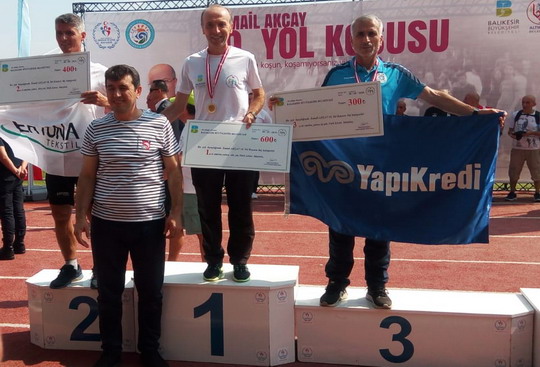 Atletlerimiz İsmail Akçay Yol Koşusu’nda kürsüye çıktılar.