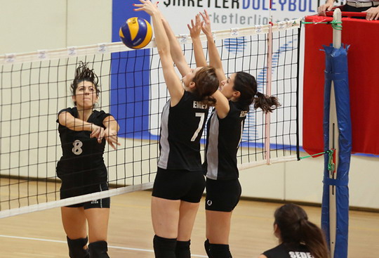 Bayan Voleybol Takımımız tam yol ilerliyor...