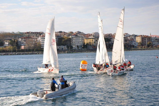 Koç Topluluğu 28. Spor Şenliği Yelken Yarışları Kalamış Setur Marina’da gerçekleştirildi.