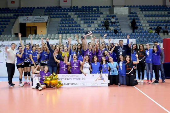Kadın Voleybol Takımımız Bir Kez Daha Şampiyon...