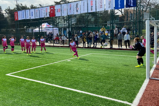 Yapı Kredi Faktoring Kadın Futbol takımımız yeşil sahalara adımını attı...