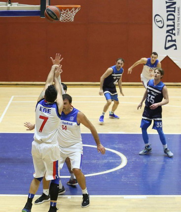 Yapı Kredi Erkek Basketbol Takımı, CBL - G grubunda lider koltuğuna oturdu.