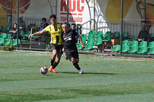 BizClub Futbol Turnuvasında ilk aşama grupları tamamlandı.