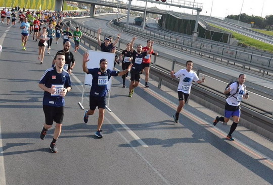 İstanbul maratonunda gençler için gönüllü olduk.