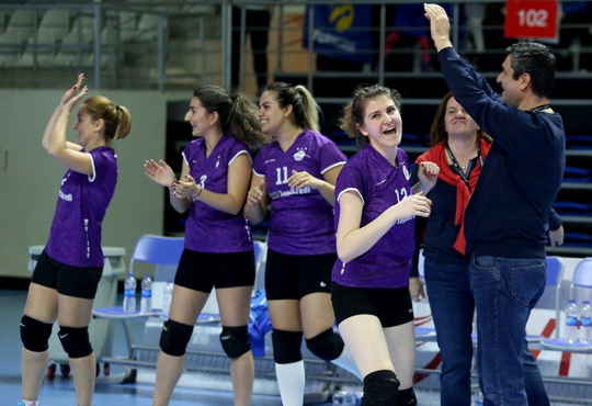Kadın Voleybol Takımımız Bir Kez Daha Şampiyon...