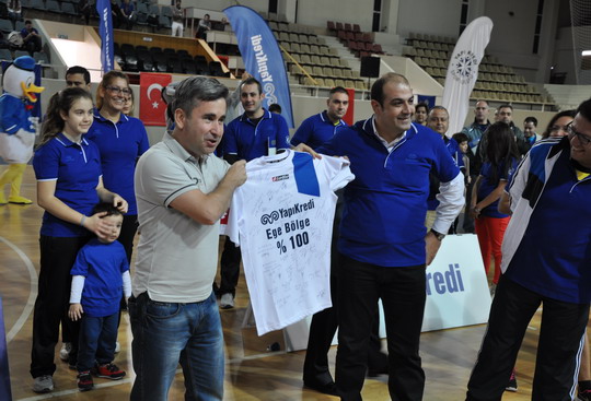 Yapı Kredi Bölge Spor Şenliği’nin 13'üncüsü İzmir'deydi...