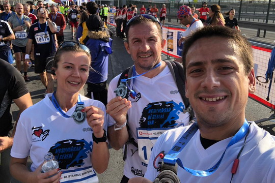 İstanbul maratonunda gençler için gönüllü olduk.