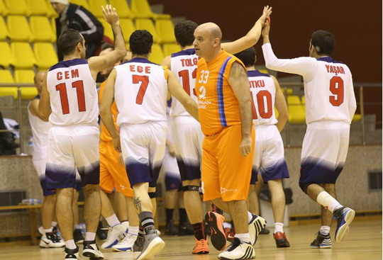 Üçüncü galibiyetini alan Yapı Kredi Erkek Basketbol Takımı, Grubundaki son maça Grup lideri olarak çıkacak...
