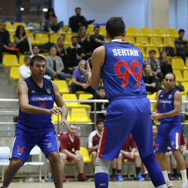 Yapı Kredi Erkek Basketbol Takımımız mücadele ettiği iki turnuvada Çeyrek Finale yükseldi.