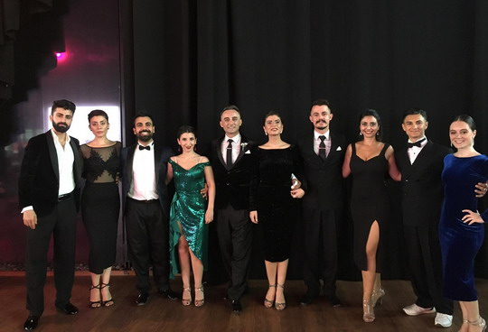Dans pistinde bir Yapı Kredili.