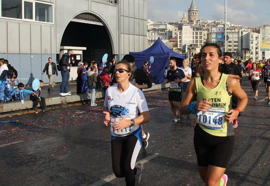 İstanbul maratonunda gençler için gönüllü olduk.