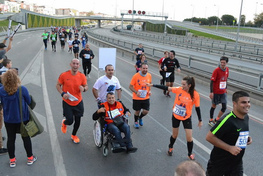 İstanbul maratonunda gençler için gönüllü olduk.