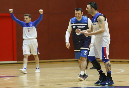 Yapı Kredi Erkek Basketbol Takımı, CBL - G grubunda lider koltuğuna oturdu.