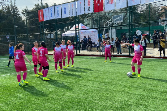 Yapı Kredi Faktoring Kadın Futbol takımımız yeşil sahalara adımını attı...