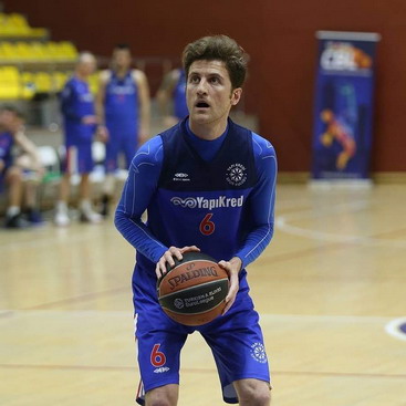 Yapı Kredi Erkek Basketbol Takımımız mücadele ettiği iki turnuvada Çeyrek Finale yükseldi.