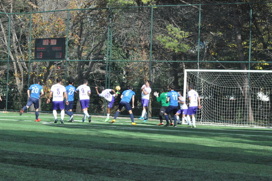 Futbol Turnuvası’nda ikinci tur karşılaşmaları kıyasaya mücadelelerle devam ediyor.