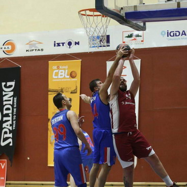 Yapı Kredi Erkek Basketbol Takımımız mücadele ettiği iki turnuvada Çeyrek Finale yükseldi.