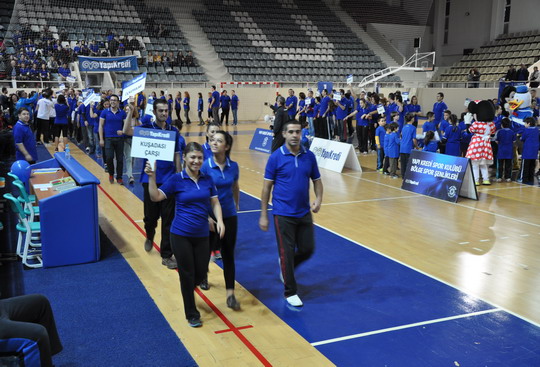 Yapı Kredi Bölge Spor Şenliği’nin 13'üncüsü İzmir'deydi...