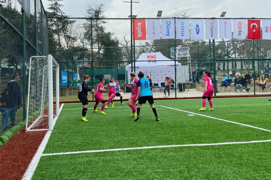 Yapı Kredi Faktoring Kadın Futbol takımımız yeşil sahalara adımını attı...