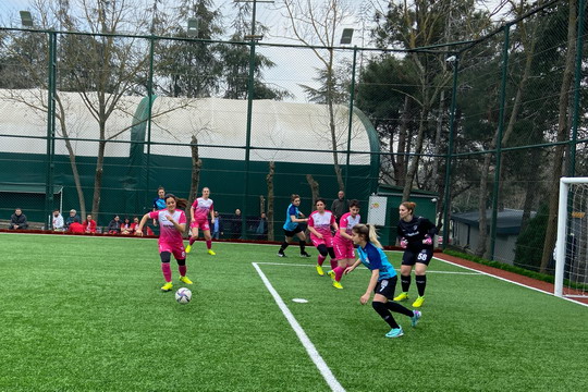 Yapı Kredi Faktoring Kadın Futbol takımımız yeşil sahalara adımını attı...