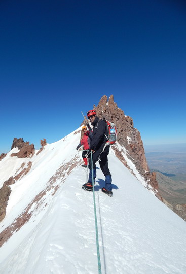 Yapı Kredi bayrağı Erciyes'in zirvesindeydi...