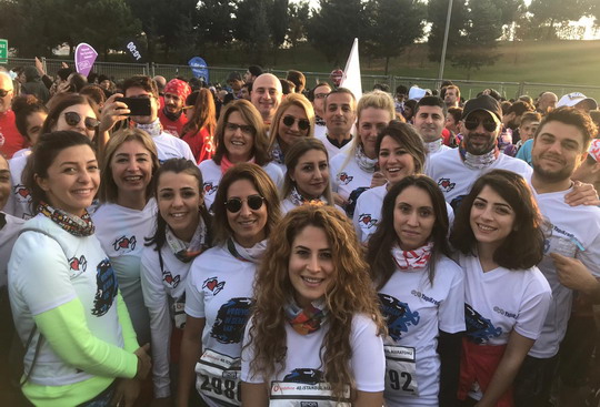 İstanbul maratonunda gençler için gönüllü olduk.