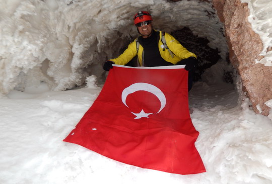 Yapı Kredi bayrağı Erciyes'in zirvesindeydi...