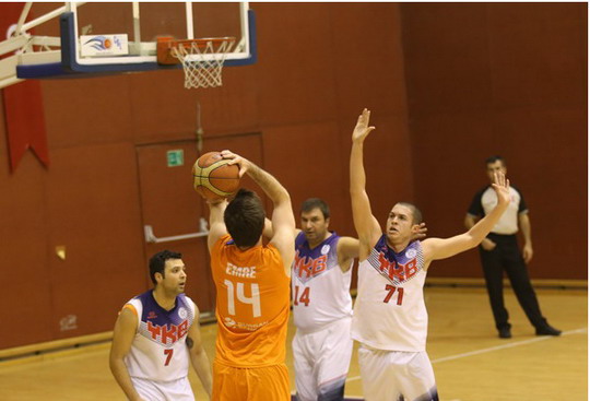 Üçüncü galibiyetini alan Yapı Kredi Erkek Basketbol Takımı, Grubundaki son maça Grup lideri olarak çıkacak...