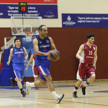 Yapı Kredi Erkek Basketbol Takımımız mücadele ettiği iki turnuvada Çeyrek Finale yükseldi.