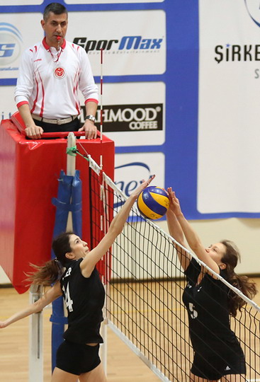 Bayan Voleybol Takımımız tam yol ilerliyor...