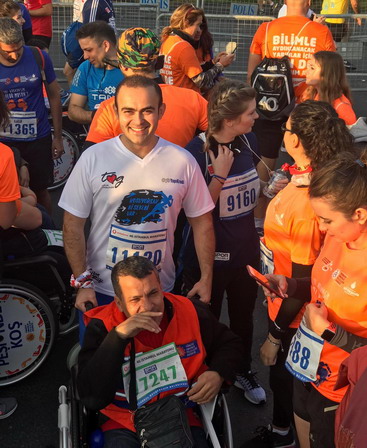 İstanbul maratonunda gençler için gönüllü olduk.