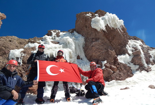 Yapı Kredi bayrağı Erciyes'in zirvesindeydi...