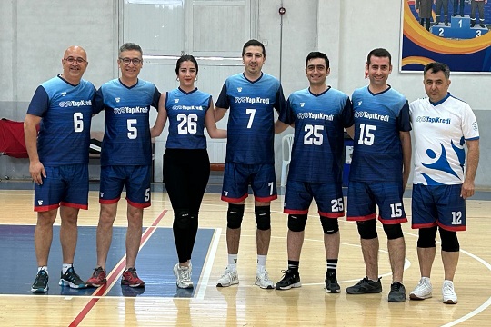 Ankara voleybol takımımız Koç Topluluğu Spor Şenliği’ni üçüncülük kupası ile tamamladı.