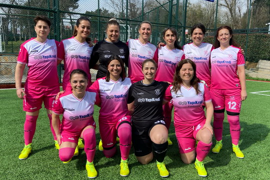 Yapı Kredi Faktoring Kadın Futbol takımımız yeşil sahalara adımını attı...