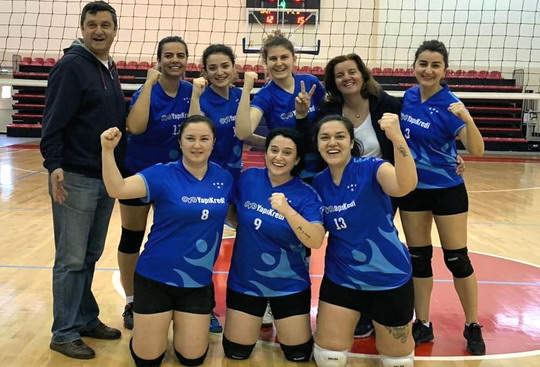 İstanbul Kadın ve Erkek Voleybol takımlarımız yollarına galibiyetlerle devam ediyorlar.