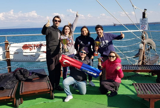 Yapı Kredi Yüzme Takımı uyuşturucuyla mücadele için 3 kilometre yüzdü.