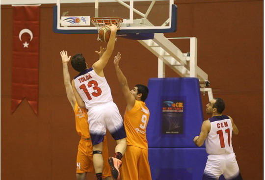 Üçüncü galibiyetini alan Yapı Kredi Erkek Basketbol Takımı, Grubundaki son maça Grup lideri olarak çıkacak...