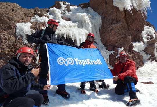 Yapı Kredi bayrağı Erciyes'in zirvesindeydi...