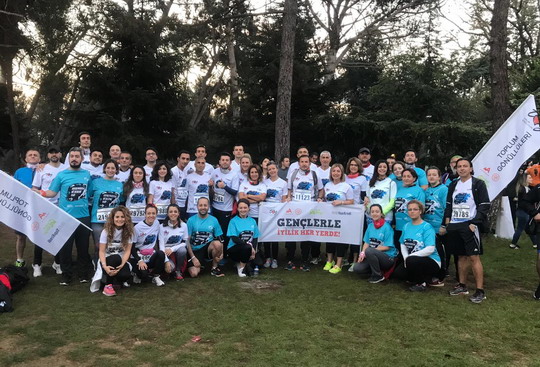 İstanbul maratonunda gençler için gönüllü olduk.